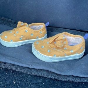 Oshkosh bigosh never worn infants shoes.
